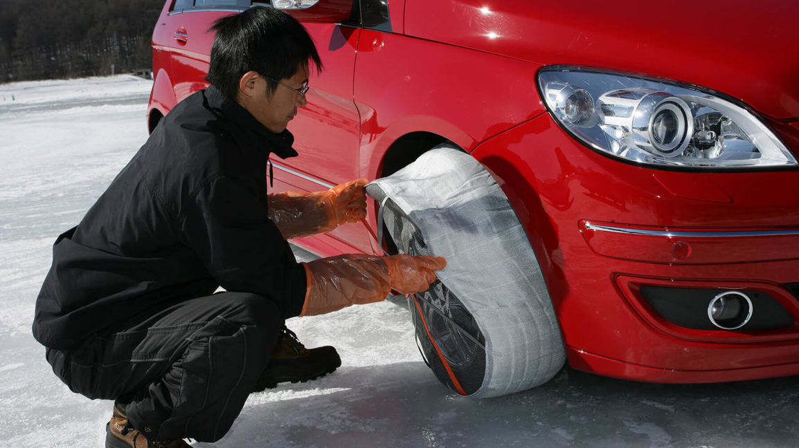 Autosock snow socks fitting removing from car front wheels 01